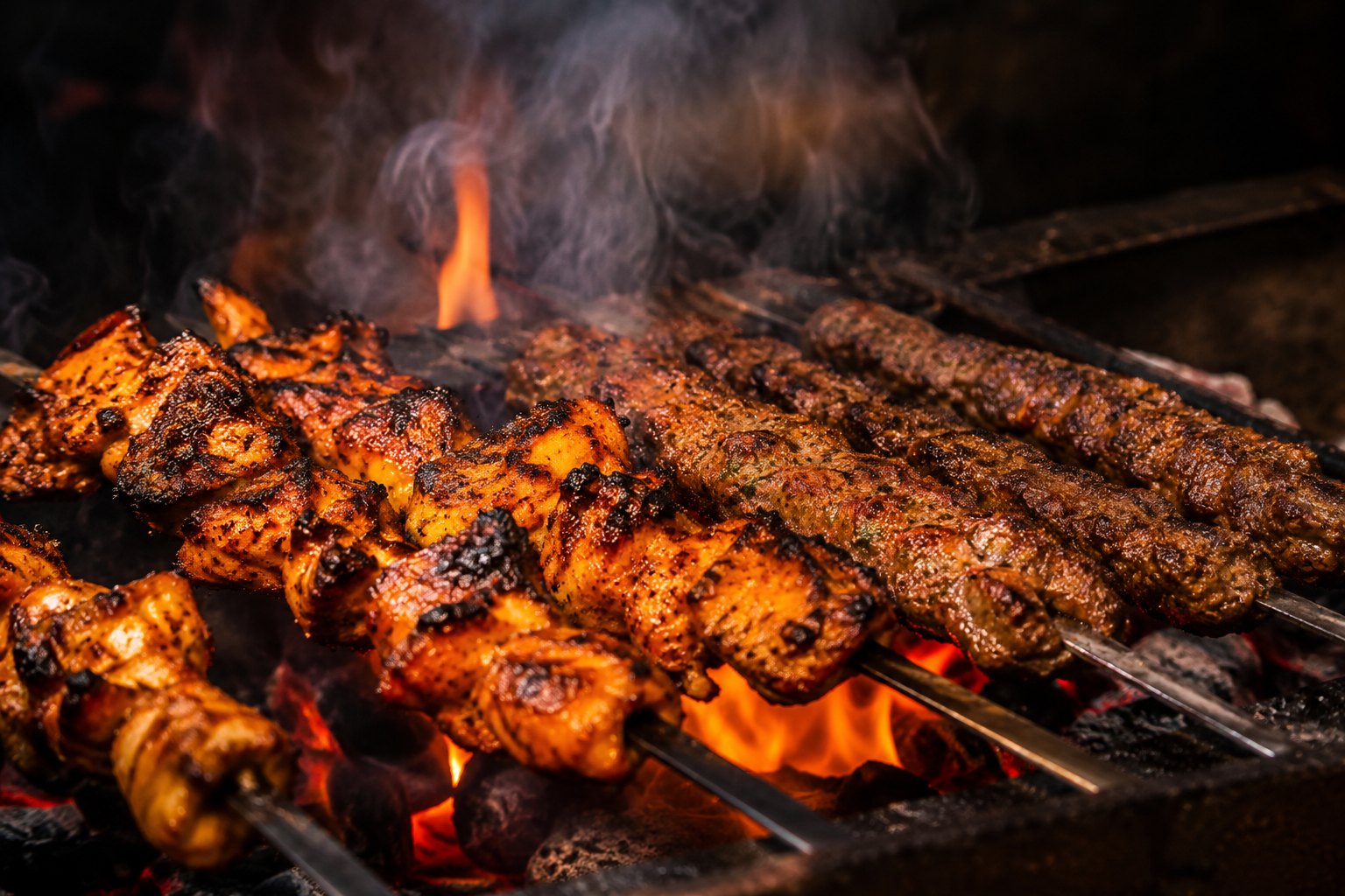 Kebab en tikka op de houtskoolgrill